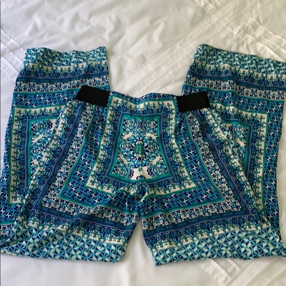 5 for $20 ✨ Love21 Flowy Floral Print Flare Pants - Picture 6 of 8